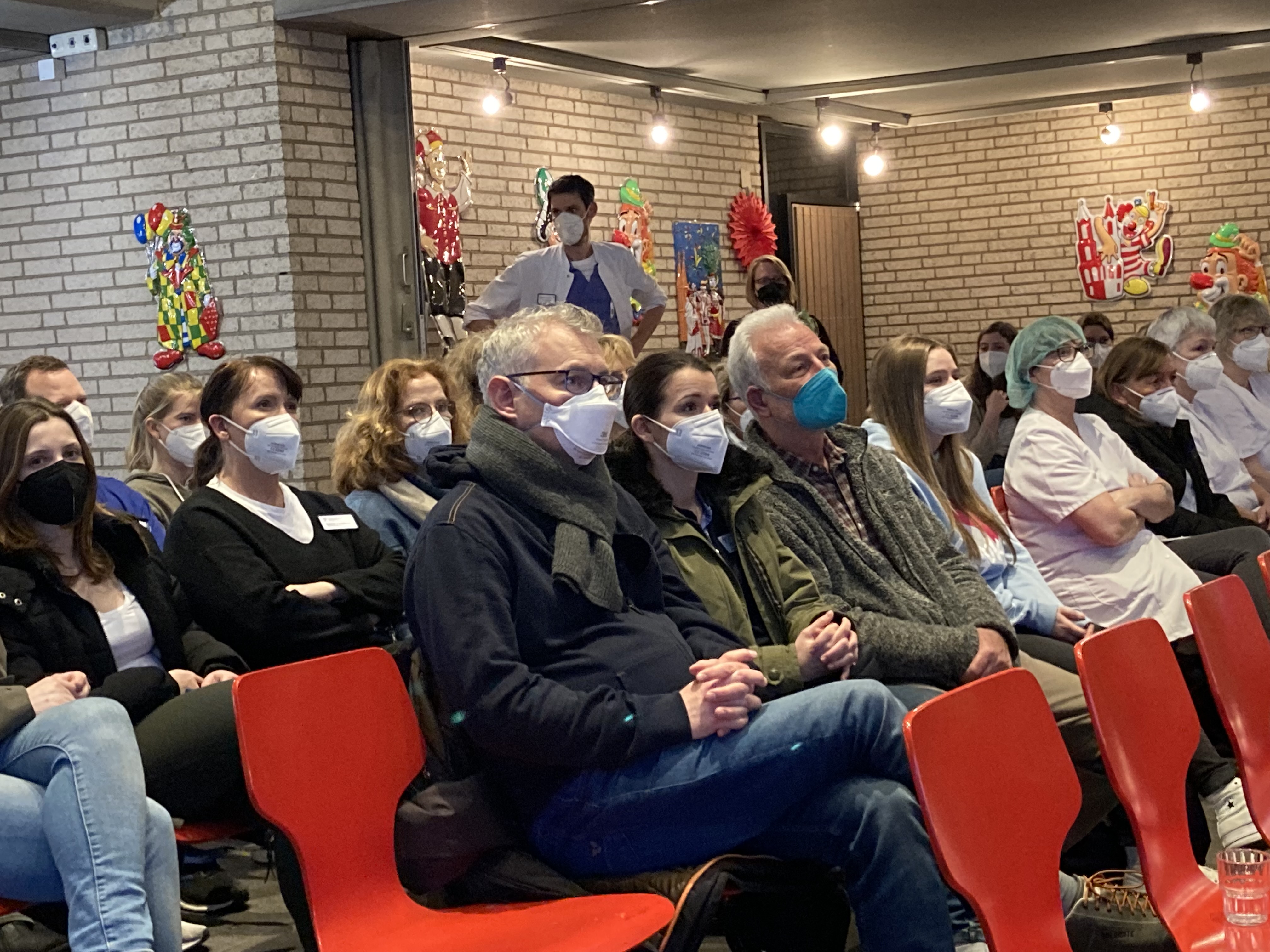 Gespannte Zuhörerinnen und Zuhörer im Krankenhaus der Augustinerinnen (Klösterchen) in Köln.