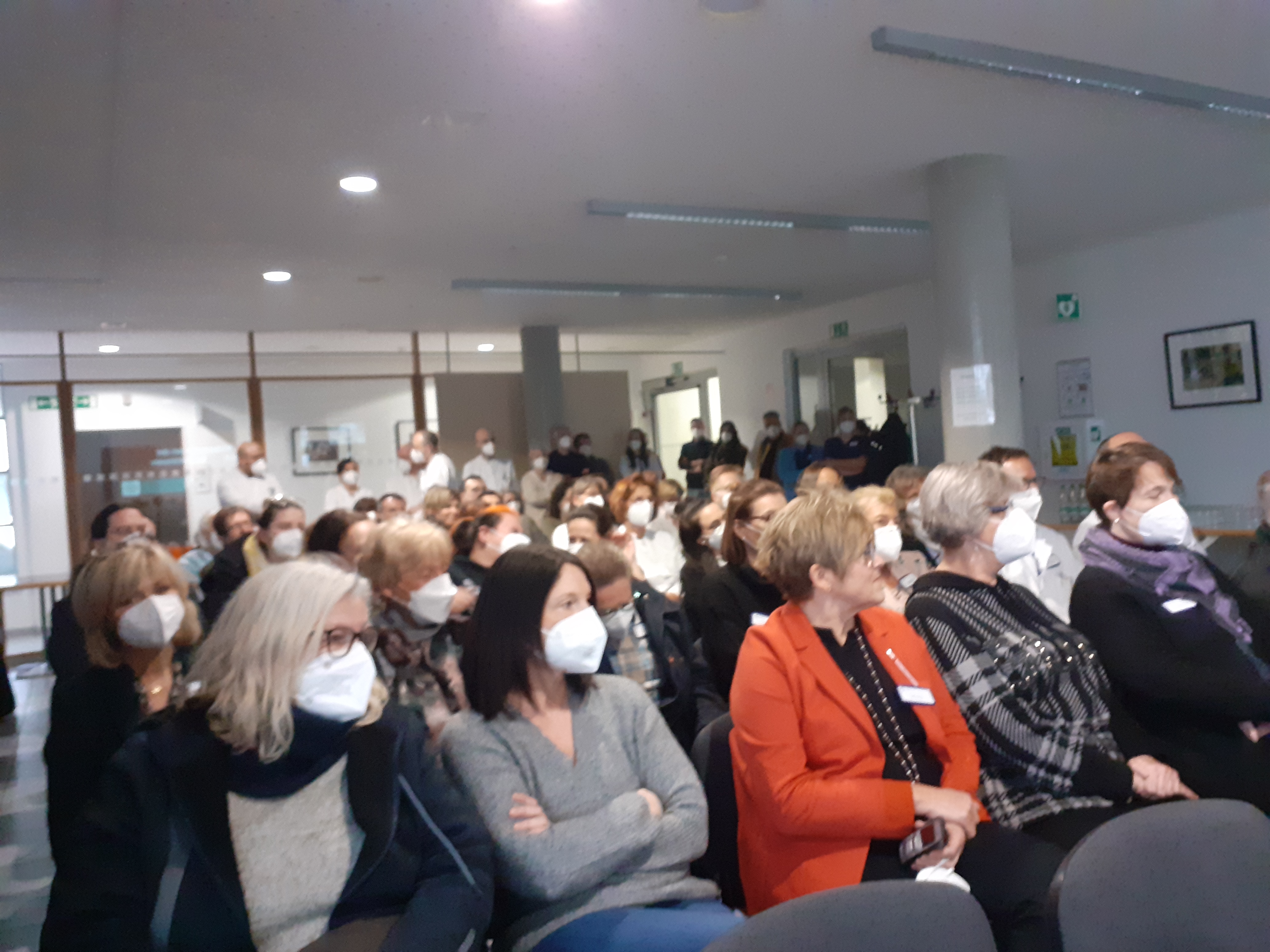 Interessierte Zuschauerinnen und Zuschauer im Maria-Hilf-Krankenhaus in  Bergheim.