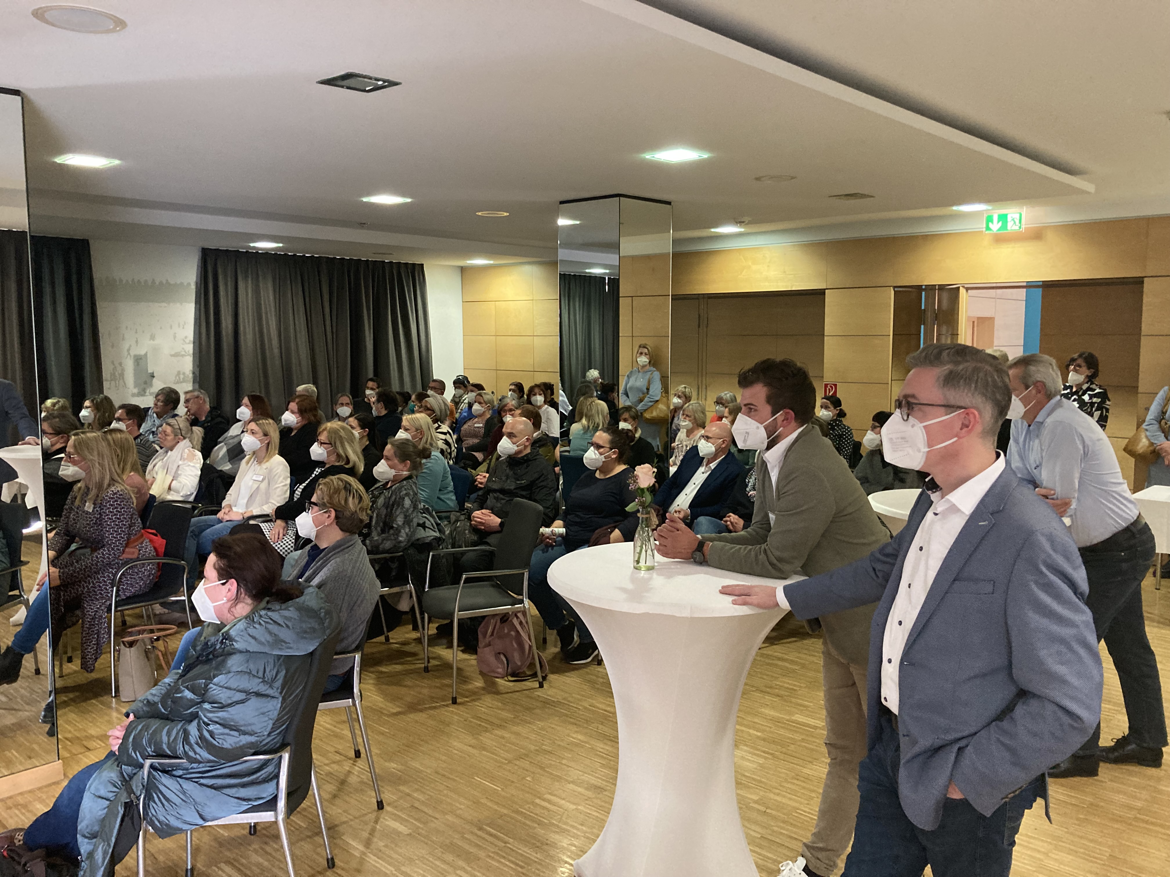 Zuschauerinnen und Zuschauer bei der "Roadshow" im Cellitinnen-Seniorenhaus St. Gertrud Düren.