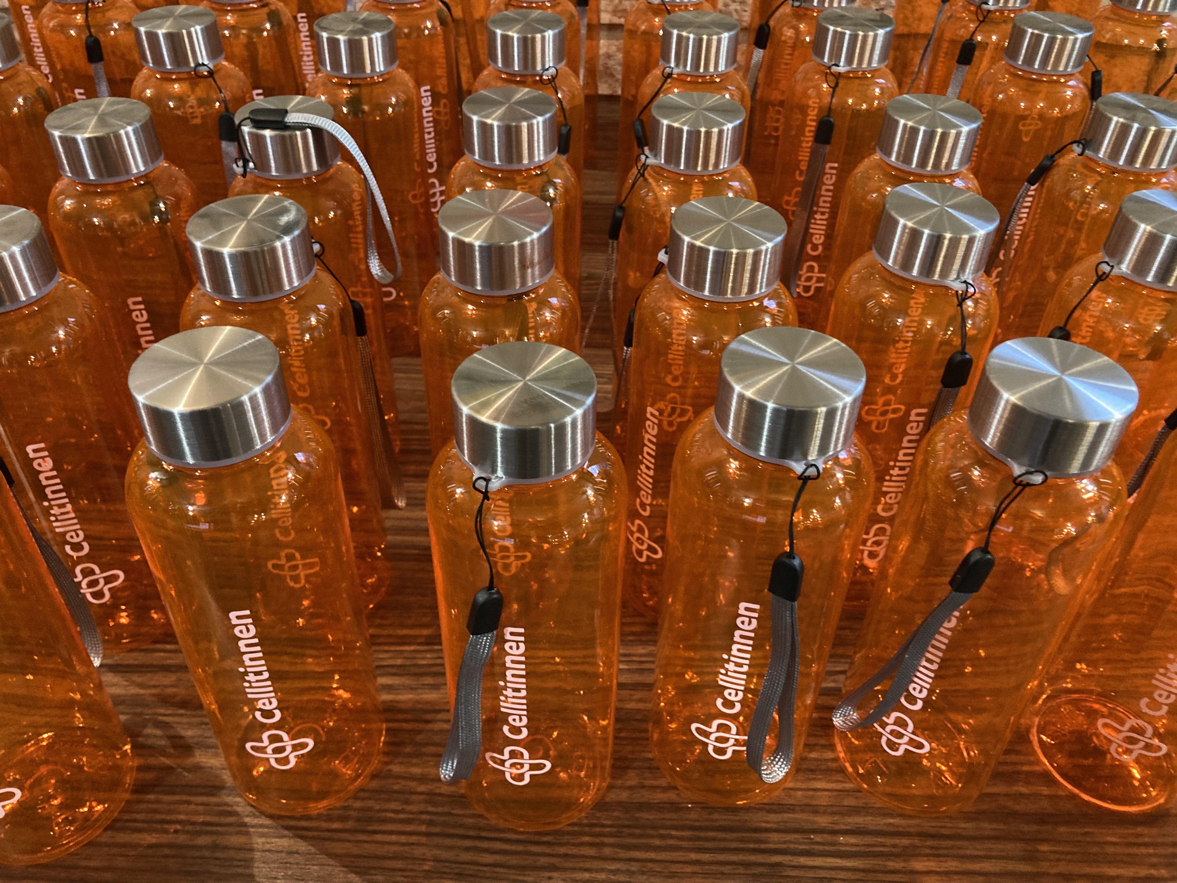 Als Give-Away erhielten alle Mitarbeitenden eine orangene Trinkflasche mit dem neuen Logo.