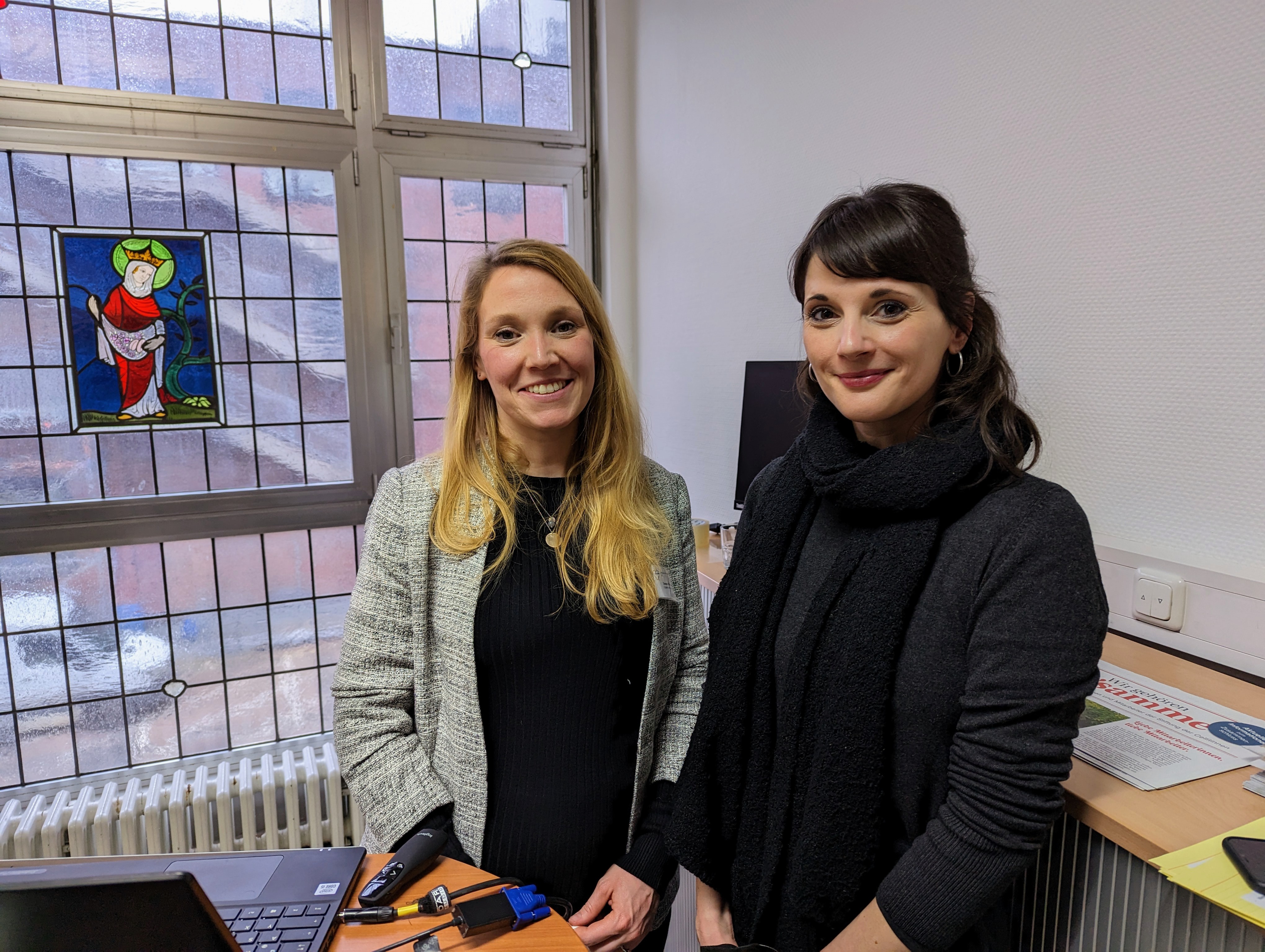 Die Moderatorinnen der "Roadshows" Susanne Wesselmann (links, Unternehmenskommunikation St. Antonius-Krankenhaus Köln Bayenthal) und Johanna Protschka (rechts, Unternehmenskommunikation Heilig Geist-Krankenhaus Köln-Longerich).