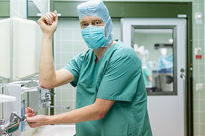 Chirurg wäscht Hände