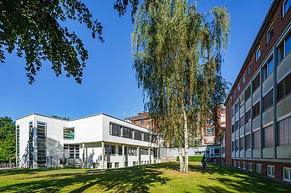 Das Maria-Hilf-Krankenhaus in Bergheim von außen bei sonnigem Wetter