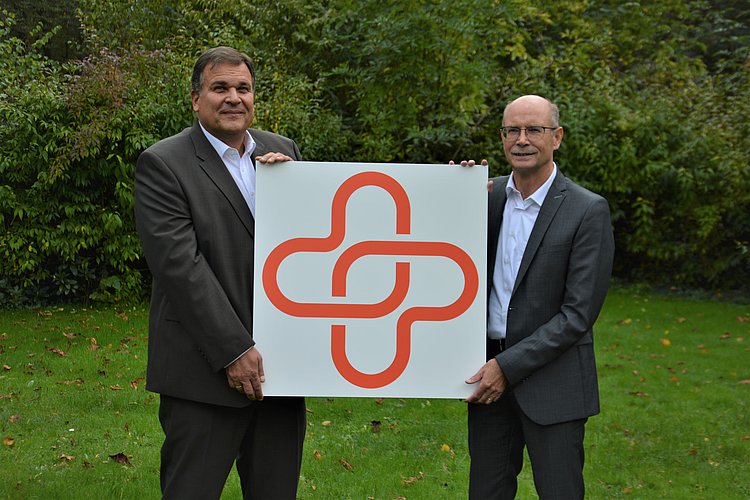 Thoamas Gäde und Dieter Kesper Thomas Gäde und Dieter Kesper halten das neue Logo zusammen in den Händen.